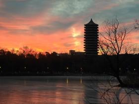 朝霞中的博雅塔